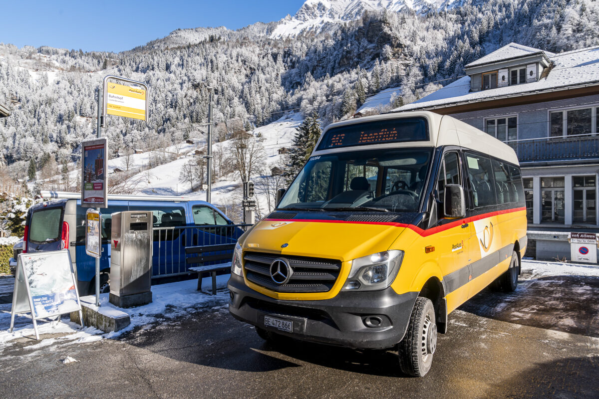 Postauto am Bahnhof Lauterbrunnen