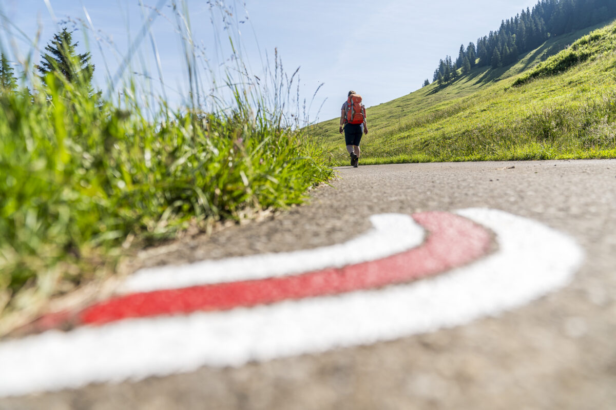 Bodenmarkierung Bergwanderweg