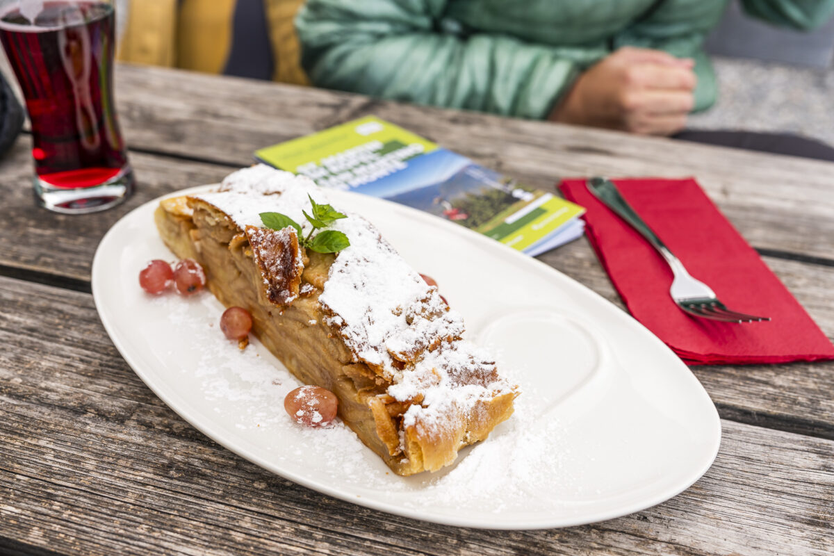 Apfelstrudel auf der Latscher Alm